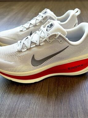 Nike Vomero 18 Platinum Tint Metallic Pewter Siren Red HM6803-001 Men Size 11.5